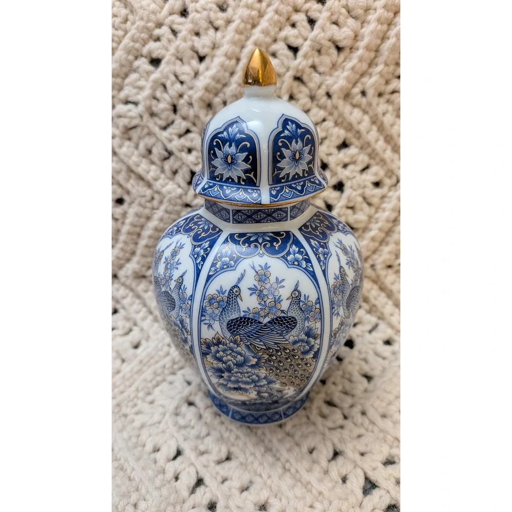 Blue and White Porcelain Decorative Ginger Jar with Gold Accent